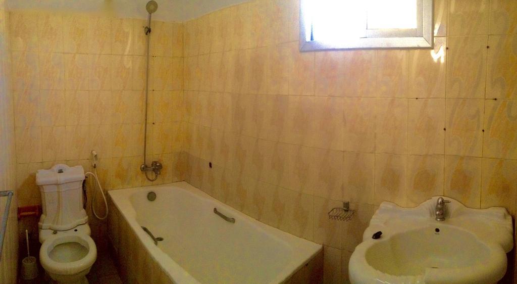 Ker Jahkarlo Hotel Yoff Kültér fotó